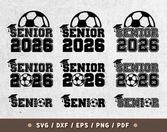 Könnte beinhalten: Schwarz-weiße Grafikdesigns mit dem Text "SENIOR 2026", einer Abschlusskappe und einem Fußball. Erhältlich in den Formaten SVG, DXF, EPS, PNG und PDF, ideal für Abschlussfeiern.