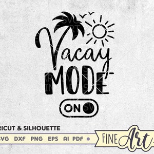 Op de afbeelding: Zwart-wit grafisch ontwerp met de tekst "Vacay Mode On" met een palmboom, zon en een schakelaar.