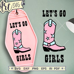 以下が含まれることがあります： ピンクのモーテルのキータグに「Let's Go Girls」の文字と、青い星がついたピンクの カウボーイブーツが描かれています。