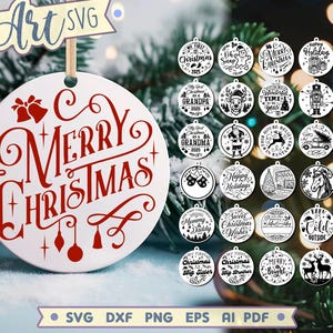 Puede incluir: Una colección de adornos navideños. Un gran adorno blanco con la inscripción "Merry Christmas" en rojo. Adornos circulares más pequeños muestran frases e imágenes festivas, incluyendo "Happy Holidays" y "My First Christmas."