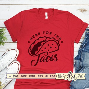 K&ouml;nnte beinhalten: Rotes T-Shirt mit einer schwarzen Grafik eines Tacos und dem Text "Here for the Tacos".