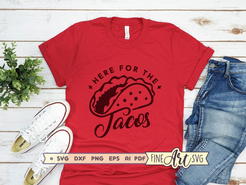 K&ouml;nnte beinhalten: Rotes T-Shirt mit einer schwarzen Grafik eines Tacos und dem Text "Here for the Tacos".