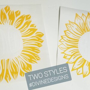 K&ouml;nnte beinhalten: Zwei gelbe Sonnenblumen-Designs auf wei&szlig;em Hintergrund. Die Sonnenblume links hat detailliertere Bl&uuml;tenbl&auml;tter. Die Sonnenblume rechts hat einfachere Bl&uuml;tenbl&auml;tter. Der Text "TWO STYLES #DIVINEDESIGNS" befindet sich am unteren Rand des Bildes.