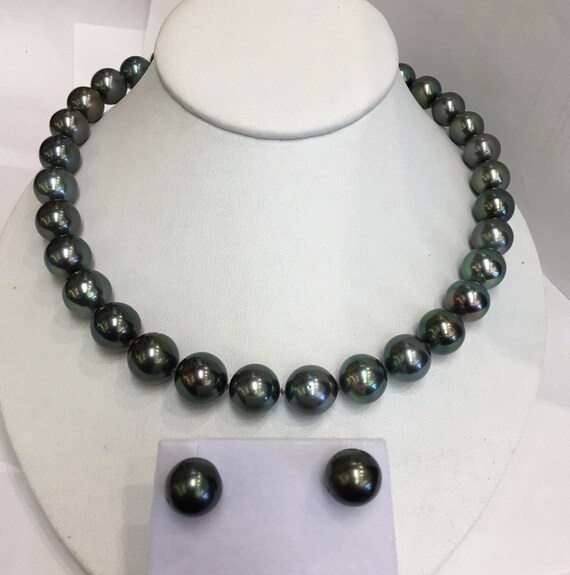 Fine Quality Tahitian South Sea Pearls Great Luster and Color 14k Gold Clasp 17" Peacock Black Color