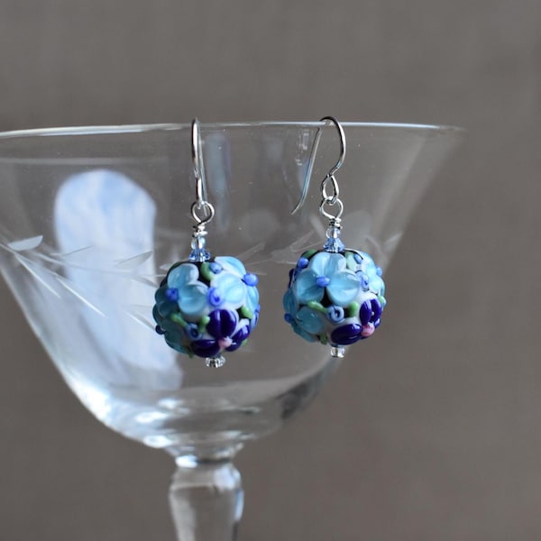 Pendientes de lampwork con flores azules en relieve, pendientes de lampwork con cuentas florales azules en relieve, ¡Flores azules para tus orejas! Ganchos de plata de ley