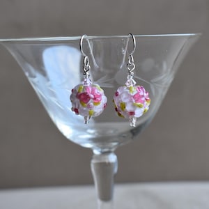 Pendientes de lampwork con flores rosas en relieve, pendientes de lampwork con cuentas en tonos rosa, ¡hermosas flores rosas para tus orejas!