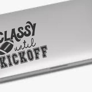 Könnte beinhalten: Ein schwarzer und weißer Vinyl-Aufkleber mit dem Text "Classy until Kickoff" und einer Fußballgrafik.