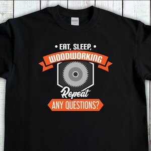 Woodworking Shirt, Eat Sleep Woodworking Repeat, Irgendwelche Fragen?  Holzschnitzerei T-Shirt, Tischler T-Shirt, Handymann Shirt, Tischler Geschenk
