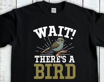 Maglietta per birdwatching, maglietta "Aspetta, c'è un uccello", maglietta per birdwatching, regalo per amanti degli uccelli, regalo per birdwatching, regalo per amanti della vita all'aria aperta, regalo per birdwatcher