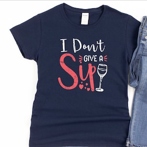 Maglietta da donna con scritta "Non me ne frega un sorso", Maglietta divertente con scritta "Compagno nel vino", Regalo per la tua migliore amica, Regalo per la moglie