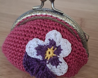 Vintage dark pink crochet coin purse, bronze-colored clasp, 8 cm, white and purple pansy flower