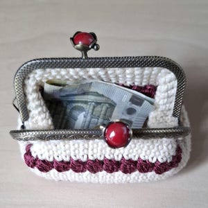 Porte-monnaie vintage crocheté écru et bordeaux, fermoir couleur bronze 8 cm, motifs de points en relief