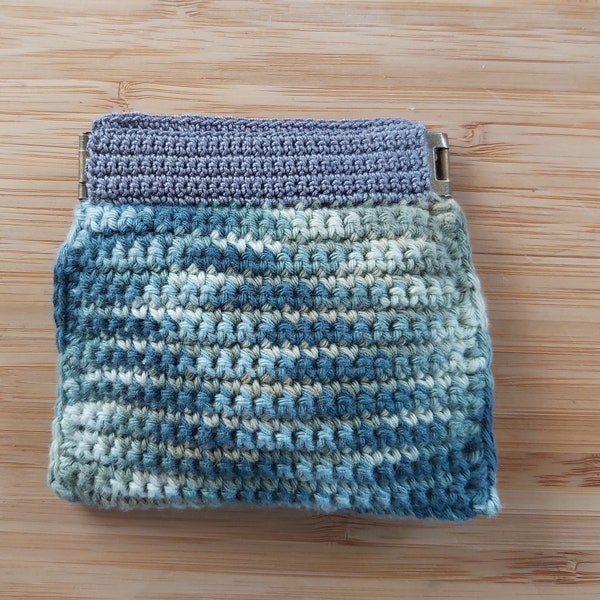 Porte-monnaie au crochet, vert et gris chiné, fermoir clic clac, vintage