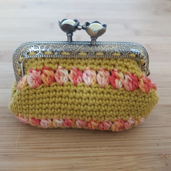 Porte-monnaie vintage crocheté jaune, fermoir couleur bronze 8 cm, motifs de points en relief dégradés de jaune - orangés