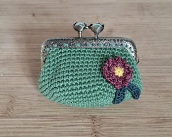 Vintage green crochet coin purse, bronze-colored clasp, 8 cm, burgundy flower and green leaves