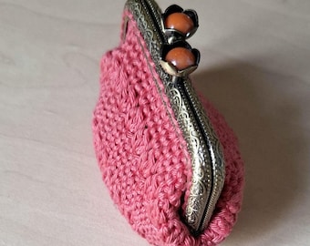 Vintage crocheted purse, salmon pink, bronze-colored clasp 8 cm, raised dot pattern