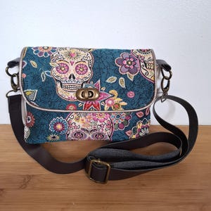 Pochette élégante motifs mexicains tête de mort calaveras, portée en bandoulière