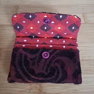 Porte-cartes tissu motifs en relief, 3 compartiments, pression résine