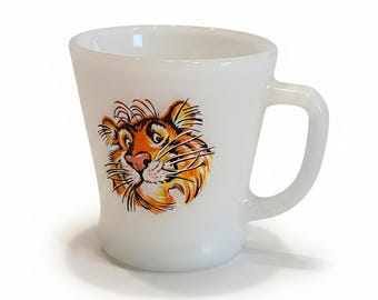 Taza de café publicitaria vintage Fire King Esso Tiger de vidrio blanco lechoso con asa en forma de D.