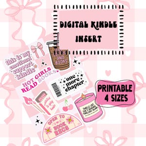 Op de afbeelding: Een verzameling roze en witte digitale stickers met tekst en illustraties. De stickers bevatten zinnen als "Digital Kindle Insert", "Hot Girls Read Books" en "One More Chapter". Er is ook een sticker met de tekst "Printable 4 Sizes".