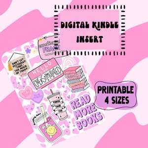 Puede incluir: Una colección de insertos digitales para Kindle en rosa y blanco con varios diseños y texto. Los insertos incluyen frases como "Hello I am overstimulated" y "Read More Books". La imagen también incluye el texto "Printable 4 Sizes".