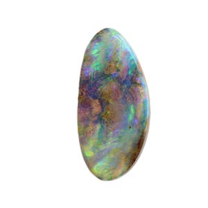 Puede incluir: Una piedra preciosa pulida de forma ovalada que presenta un vibrante juego de colores con destellos iridiscentes de verde, azul y morado sobre una base oscura y terrosa. La superficie muestra un acabado liso y reflectante con inclusiones.
