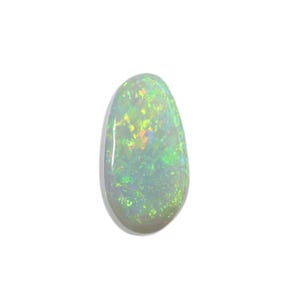Könnte beinhalten: Ein glatter, oval geformter Opal-Edelstein mit einer durchscheinenden weißen Basis und lebhaften Lichtreflexen in Grün, Gelb und Orange. Die Oberfläche weist ein poliertes, reflektierendes Finish mit einem ausgeprägten Farbspiel auf.