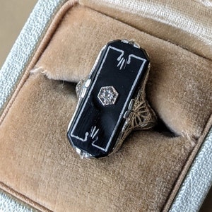 Anillo Art Déco antiguo de oro blanco de 14 quilates con ónix y diamantes para el meñique.