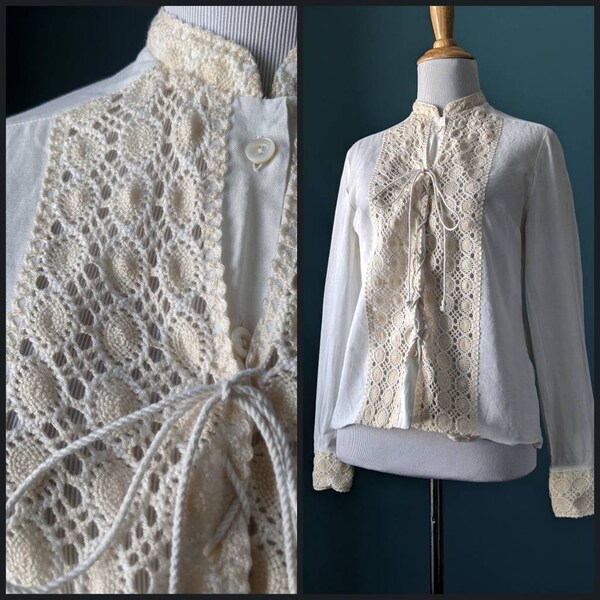 BROOCHED KNIT BLOUSE