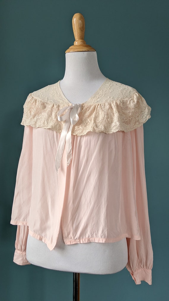 Vintage 1940s Pink and Ivory Lace Bed Jacket Ling… - image 3