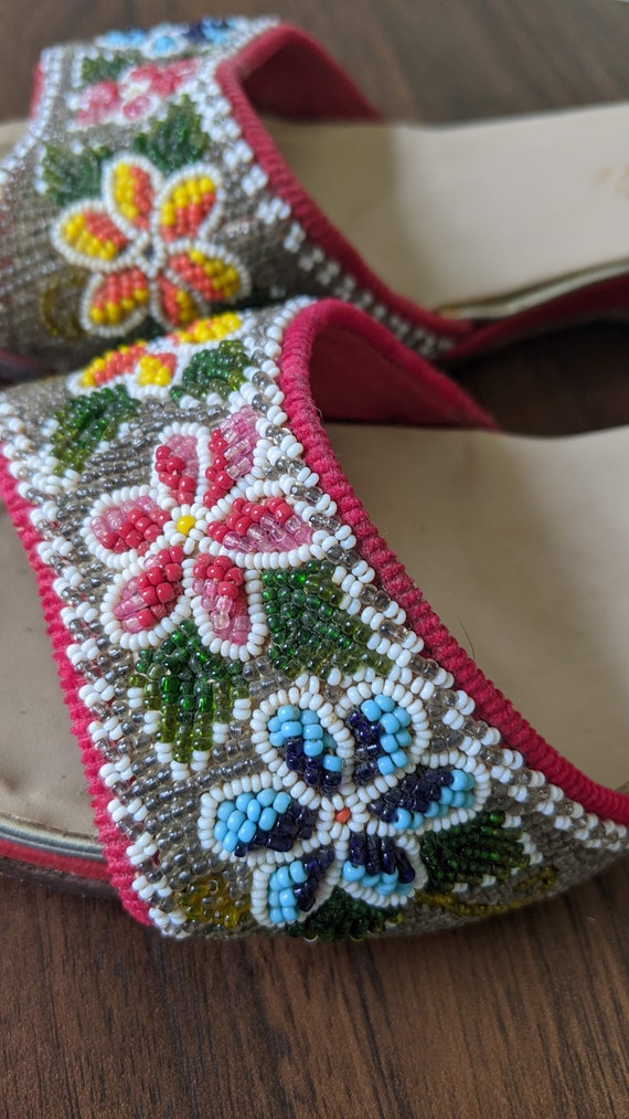 Vintage 50s 60s Red beaded floral leather sandals… - image 6