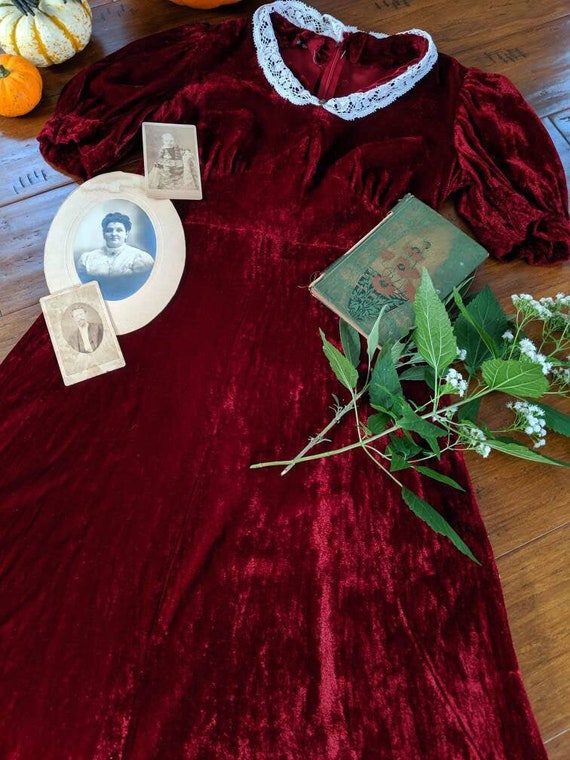 Vintage 60s 70s Blood Red Velvet Spider Web Lace P