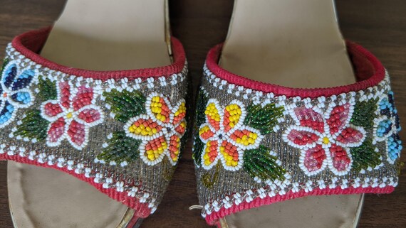 Vintage 50s 60s Red beaded floral leather sandals… - image 5