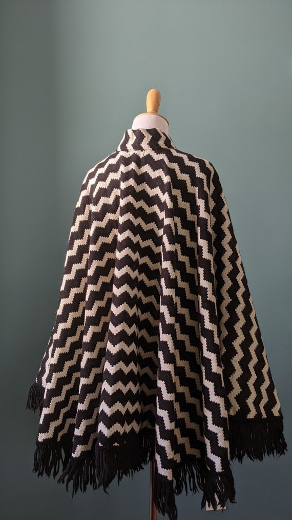 Vintage 50s 60s Black and White Chevron Wool Ponc… - image 4