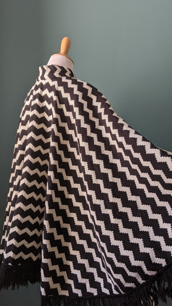 Vintage 50s 60s Black and White Chevron Wool Ponc… - image 5