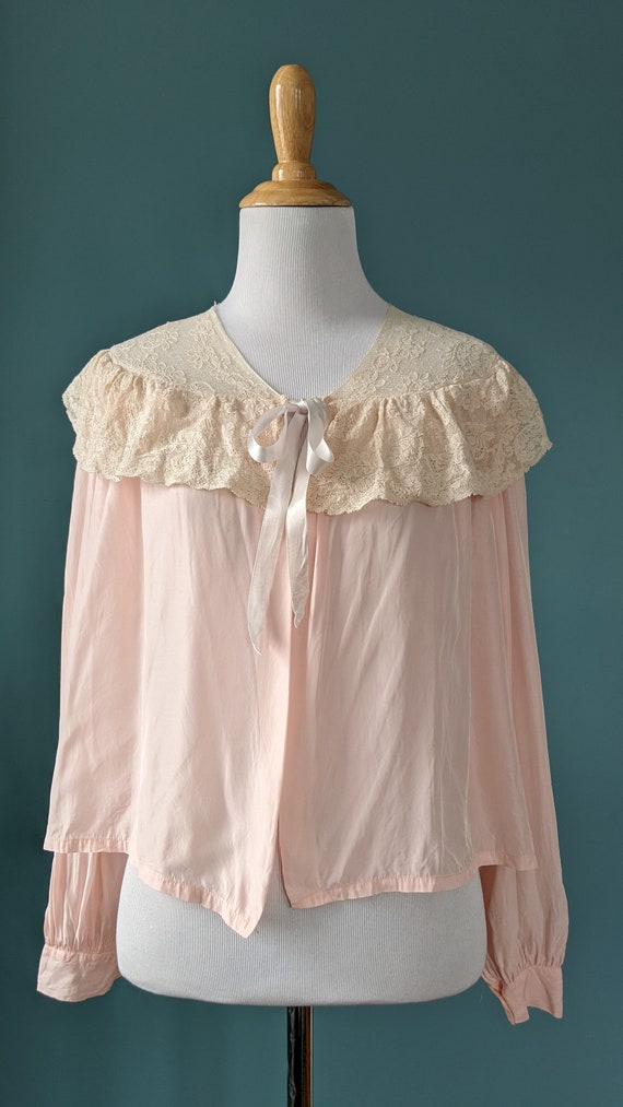 Vintage 1940s Pink and Ivory Lace Bed Jacket Ling… - image 2