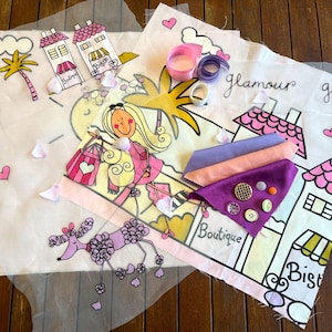 Kit creativo per scrapbooking "It Girl" nei toni del rosa - Tessuti, nastri, bottoni vintage + Petali di fiori in regalo!