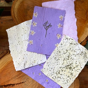 Carta riciclata fatta a mano con fiori pressati e semi - Set da 5 pezzi in viola, rosa e bianco - Ideale per scrapbooking
