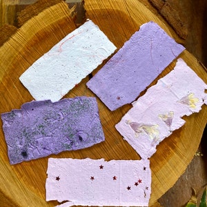 Ritagli di carta riciclata fatti a mano con fiori pressati e glitter ecologici - Set da 5 pezzi per scrapbooking e artigianato