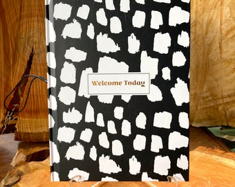 Scrapbooking Album with Animal Print Cover - Over 60 Pages with Dot Grid - Ideal for Collages and Crafts