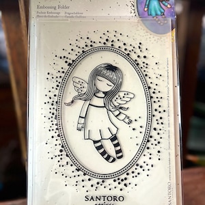 Dossier de gaufrage avec matrice Santoro Gorjuss | Dossier de gaufrage pour le scrapbooking et l'artisanat | Conceptions 3D détaillées.