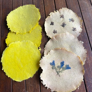 Carta Riciclata Circolare Fatta a Mano con Coloranti Naturali - Confezione da 6 o 8 Fogli - Curcuma, Barbabietola e Zafferano | Fiori incorporati