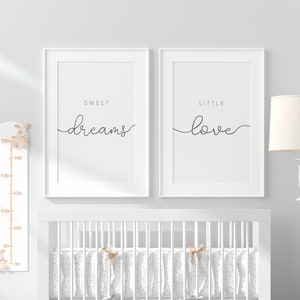 Puede incluir: Dos impresiones enmarcadas blancas con caligraf&iacute;a negra. La impresi&oacute;n de la izquierda dice "Sweet Dreams" y la impresi&oacute;n de la derecha dice "Little Love".