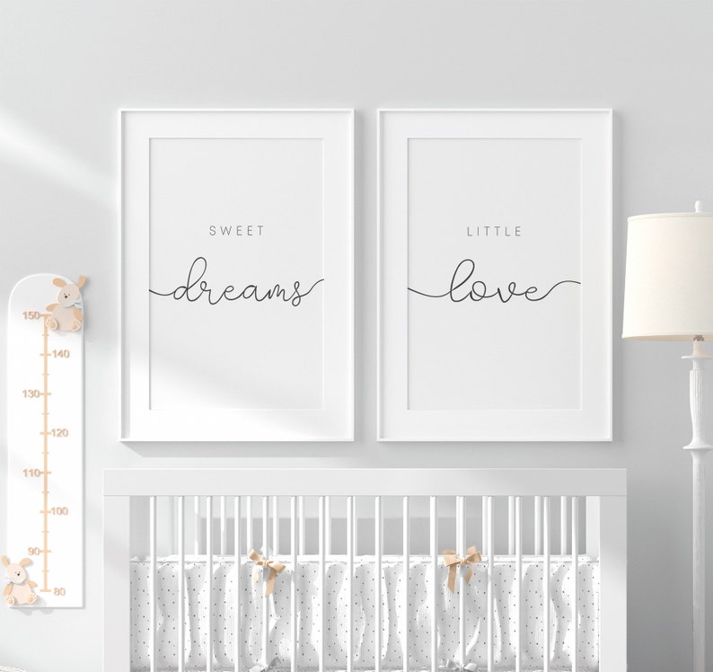 Puede incluir: Dos impresiones enmarcadas blancas con caligraf&iacute;a negra. La impresi&oacute;n de la izquierda dice "Sweet Dreams" y la impresi&oacute;n de la derecha dice "Little Love".