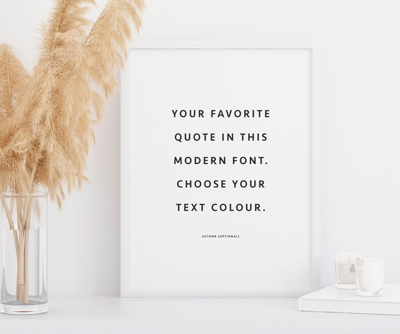 Pu&ograve; includere: Una stampa incorniciata bianca con testo nero che recita "YOUR FAVORITE QUOTE IN THIS MODERN FONT. CHOOSE YOUR TEXT COLOUR. AUTHOR (OPTIONAL)"