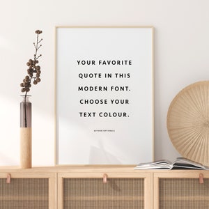 Pu&ograve; includere: Una stampa incorniciata con sfondo bianco e testo nero che recita "YOUR FAVORITE QUOTE IN THIS MODERN FONT. CHOOSE YOUR TEXT COLOUR. AUTHOR (OPTIONAL)"