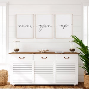 Utskrivbart set med "Ge aldrig upp", motivationstryck, skylt med "Ge aldrig upp", utskrivbart citattryck, typografisk konst, inspirerande talesätt, väggdekor bild 5