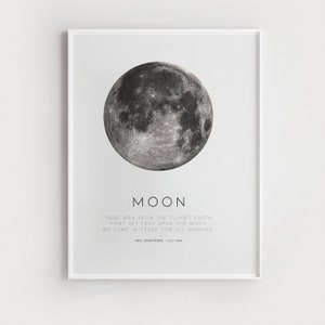Op de afbeelding: Een zwart-wit afbeelding van de maan met de quote "Here men from the planet Earth first set foot upon the moon. We came in peace for all mankind." van Neil Armstrong, juli 1969.