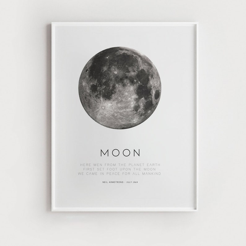 Op de afbeelding: Een zwart-wit afbeelding van de maan met de quote "Here men from the planet Earth first set foot upon the moon. We came in peace for all mankind." van Neil Armstrong, juli 1969.