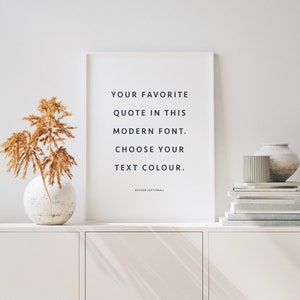 Pu&ograve; includere: Una stampa incorniciata bianca con testo nero che recita "YOUR FAVORITE QUOTE IN THIS MODERN FONT. CHOOSE YOUR TEXT COLOUR." con le parole "AUTHOR (OPTIONAL)" in un carattere pi&ugrave; piccolo sotto il testo.